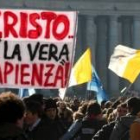 Los fieles mostraron ayer su afecto hacia el Papa Benedicto XVI durante el rezo del Angelus