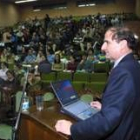 Un profesor imparte clase en una de las aulas de la Facultad de Veterinaria del Campus de Vegazana