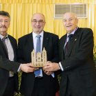 Ángel Calvo, Aniano Bobis y Pepe Colinas, ayer en la entrega del galardón Pulchra Leonina. EFE