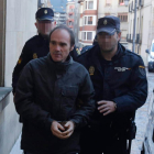 Miguel Ángel Muñoz Blas llega a la Audiencia esposado y escoltado por la policía. MARCIANO PÉREZ