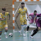 El equipo leonés vendió muy cara su derrota ante el líder. F. OTERO