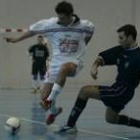 Felipe, a la izquierda, pugna por un balón con Pepe, jugador del equipo colegial