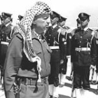 Arafat nació posiblemente en El Cairo en 1929, la misma ciudad estudió ingeniería. El salto a la vida política llegó en 1965 con la fundación de Al Fatah en Kuwait. 3 años después era líder de la OLP.