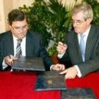 Ajenjo y Álvarez Guisasola, durante la firma del convenio