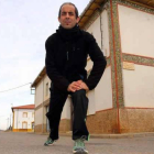 Fermín Martínez del Reguero, junto a la calle que lleva su nombre en Villaornate tras el triunfo en Bruselas en 100 kilómetros.