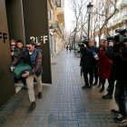Dos inspectores de la consellería de Sanidad abandonan el restaurante RiFF de Valencia.