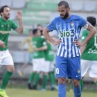Yuri se lamenta mientras los jugadores del Racing de Ferrol celebran el segundo tanto de la tarde para el equipo gallego. JESÚS CRIADO