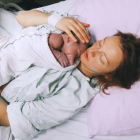 Una madre con su hijo tras el parto.