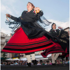 El festival folclórico —con participación de grupos de La Bañeza, Alija del Infantado y Santa María del Páramo— llenó de público la plaza Mayor. F. OTERO PERANDONES