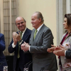 El rey Juan Carlos, junto al ministro de Economía, Luis de Guindos, recibe los aplausos de los empresarios.