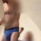 En un vídeo difundido a través de las redes sociales se ve a un cofrade de la Hermandad Dominicana subido sobre una barra quedándose en ropa interior.