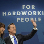 El primer ministro, David Cameron, y su esposa, en la clausura del congreso del partido conservador, en Manchester.