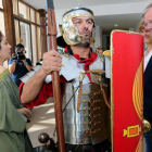 Un legionario recibirá a los visitantes en la Casona de Puerta Castillo.