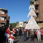 El gran ramo de roscas abre el cortejo detrás de él viene la imagen de la Virgen del Arrabal