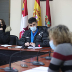 El alcalde escuchó una intervención de la portavoz de los socialistas de Libre Federación. ANA F. BARREDO