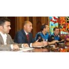Santiago Llamazares, José Antonio Díez, Martín Muñoz y otros dos componentes de la Policía Local, en