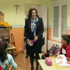 Josefa García Cirac junto a los alumnos de un colegio de Salamanca a los que trasladó la pasada semana el funcionamiento de las Cortes.