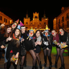Numeroso público se reunió en la plaza Mayor para celebrar las precampanadas.