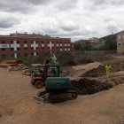 Un momento ayer de las obras del entorno de la residencia de mayores de La Robla. PLANILLO