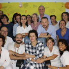 Teresa Romero (en el centro, con una bata de cuadros) y su marido Javier Limón (tras ella, de azul) con parte de los sanitarios que la han estado atendiendo durante los días de aislamiento.