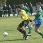 Javi Rábano, que marcó el gol del San Francisco, controla el balón ante la presión del maragato Andy