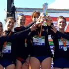 Blanca, segunda por la derecha, con el trofeo de subcampeonas. G. LUNA