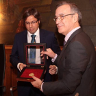Emilio Orejas entrega el galardón al presidente de Asprona, José Mª. Martínez
