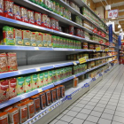 Estantería de alimentos en el supermercado.