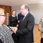 El presidente de la Junta, Juan Vicente Herrera, saluda a algunos representantes de asociaciones de niños de centros de Educación Especial que visitaron la sede de las Cortes de Castilla y León.