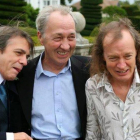 George Young, en el centro, junto a sus hermanos Malcom (izquierda) y Angus (derecha).