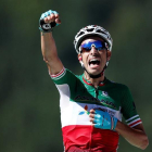 El ciclista italiano Fabio Aru del Astana celebra su victoria tras cruzar la meta de la quinta etapa del Tour de Francia, una jornada de 160,5 kilómetros que se disputa entre Vittel y La Planche des Belles Filles , en Francia.