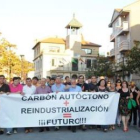 Los manifestantes exigieron la continuidad de las ayudas al carbón en defensa de la comarca.