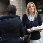 La mujer, de espaldas a las puertas de los juzgados, ayer junto a su abogada Emilia Esteban. DE LA MATA