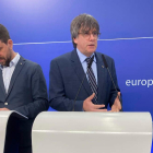 Puigdemont y Comin en la rueda de prensa en la sede del Parlamento Europeo en Bruselas. LEO RODRÍGUEZ