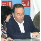 Ángela Marqués habla con Saavedra en la junta local
