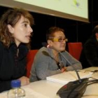 Raquel Crespo habla al lado de la presidenta de Isadora Duncan, María García y Francisco Castañón