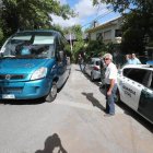 Una patrulla de la Guardia Civil vigilaba ayer el paso del bus turístico por la localidad de Orellán, en el término de Borrenes. L. DE LA MATA