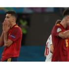 El centrocampista de la selección española Rodri Hernández y su compañero Pedri se echan las manos a la cabeza tras un fallo en ataque en un lance del partido en La Cartuja. HUESCA