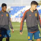 Morante, a la derecha antes de iniciarse el encuentro junto a su compañero en la sub-18, Cédric. RFEF