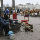 Prorrusos asisten a una protesta delante del edificio ocupado de la administración en Donetsk.