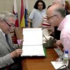 Vargas Llosa firma un libro a un asistente a los cursos de la UIMP