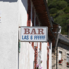 Esta consonántica enseña da la bienvenida a los sedientos que visitan Fasgar.