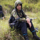 Un joven guerrillero de las FARC se toma un descanso