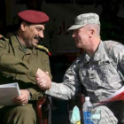 Coroneles de EE.UU. e Irak se estrechan la mano tras el traspaso