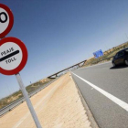 Señal de proximidad de un peaje en la autopista Madrid-Levante.