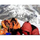 Hiroyuki Kuraoka con un sherpa y otro compañero de cordada, en la cumbre del Everest