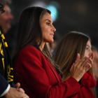 La reina Letizia y la infanta Sofía vestidas de rojo este domingo en Sydney para apoyar a la selección femenina de fútbol de España. BIANCA DE MARCHI