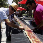Motril (Granada) elabora la tostada con jamón más larga de España.
