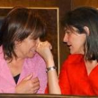 Maria Antonia Trujillo, a la derecha, conversa con Cristina Narbona, en una imagen de archivo