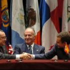 Zapatero felicita por su discurso al presidente de Costa Rica, Abel Pacheco, en presencia del Rey